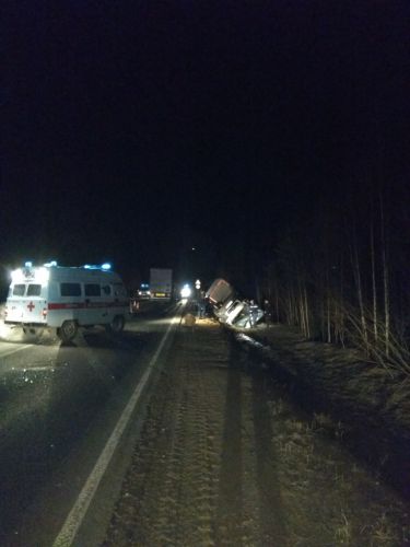 Под Ухтой произошел наезд на стоящий на обочине автобус