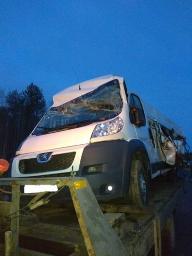 Под Ухтой произошел наезд на стоящий на обочине автобус