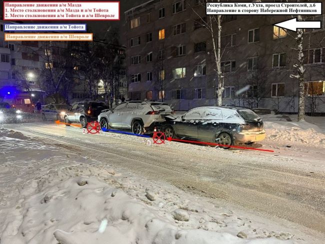 В Ухте на проезде Строителей столкнулись Mazda, Toyota и Chevrolet Niva