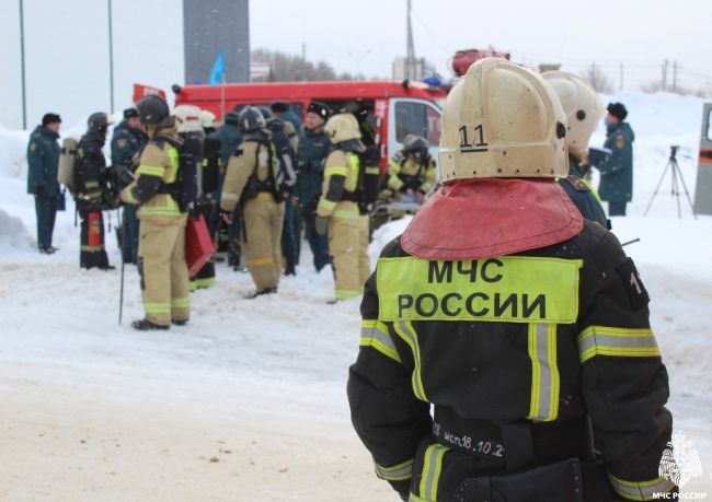 В Ухте на Машиностроителей сгорел Mitsubishi Pajero